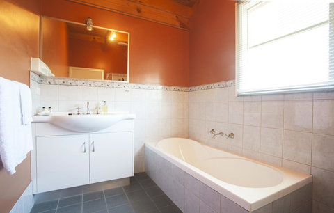 Beechworth Cedar Cottages - Lismore Accommodation 11