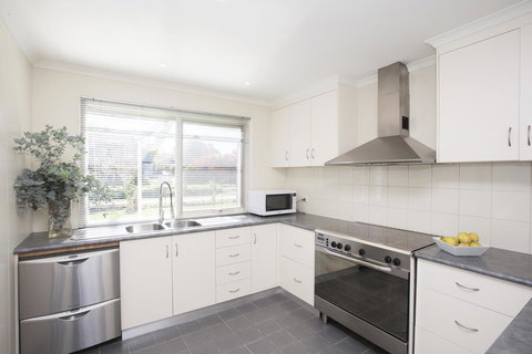 Beechworth Cedar Cottages - Lismore Accommodation 4