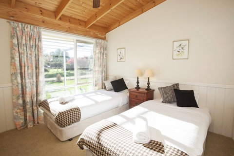 Beechworth Cedar Cottages - Lismore Accommodation 10