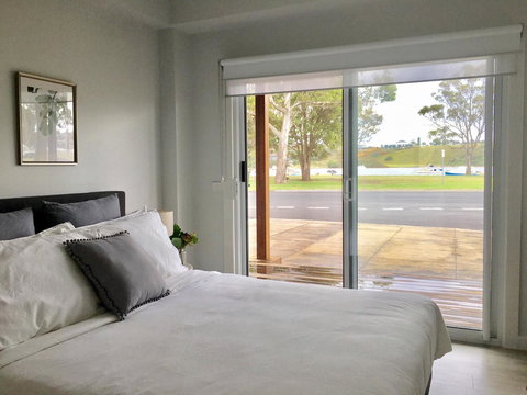 The Wheelhouse - 2BR Waterfront Apt In Town - Lismore Accommodation 3