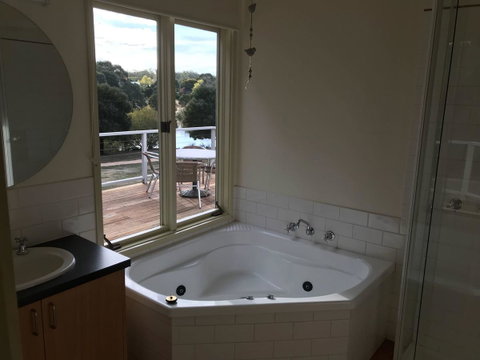 Lakeside Conti Villas - Lismore Accommodation 3