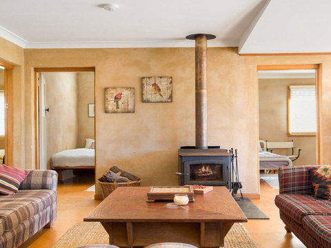 The Farmhouse - Grape Vines And Rolling Green Hills - Lismore Accommodation 2