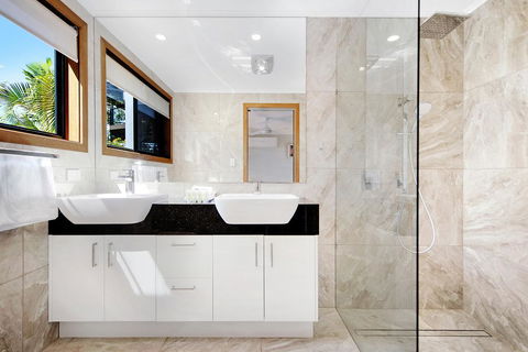 THE VIEW, TUGUN - 4 Bedrooms - Sea Views - Private Heated Pool - Lismore Accommodation 2