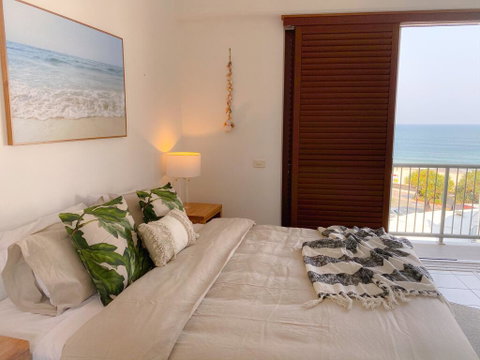 Top Floor Kings Beach Views With Private Rooftop Terrace With Spa Bath - Lismore Accommodation 2