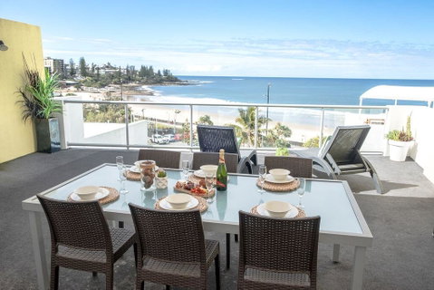 Top Floor Kings Beach Views With Private Rooftop Terrace With Spa Bath - Lismore Accommodation 3
