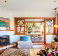 Treetops - elegant inviting designer cedar home - Lismore Accommodation