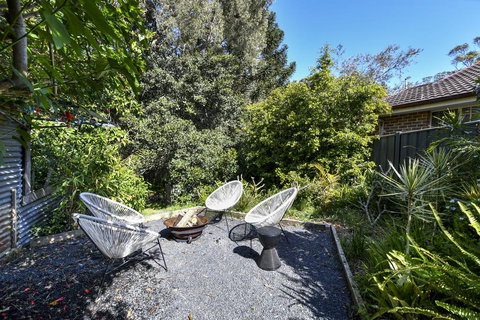 UMINA BEACH KOKOMO- Walk To The Beach, FAMILY And PET FRIENDLY Set Of 3 Vintage Original Holiday Flats & Vintage Caravan And Bat - Lismore Accommodation 3