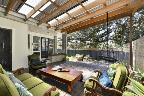 UMINA BEACH KOKOMO- Walk To The Beach, FAMILY And PET FRIENDLY Set Of 3 Vintage Original Holiday Flats & Vintage Caravan And Bat - Lismore Accommodation 2