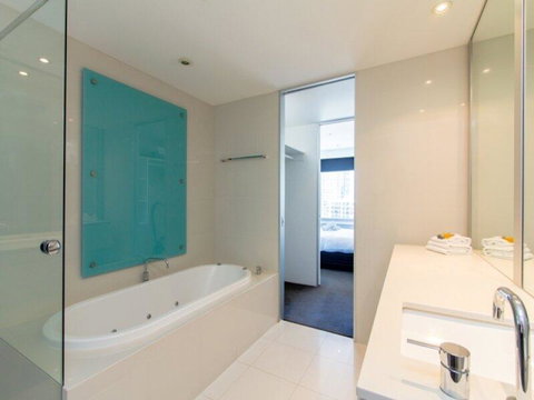 Upmarket Resort At Beach Surfers Paradise URGC - Lismore Accommodation 1