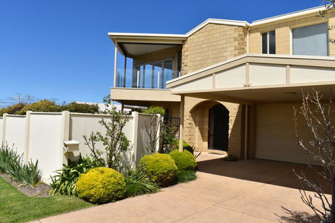 VIEWS FOREVER - INVERLOCH - Lismore Accommodation 0