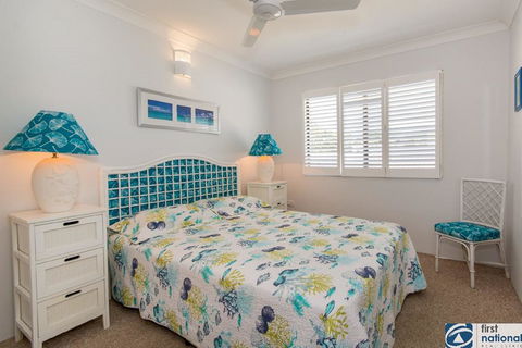VIEWS VIEWS VIEWS! Front Top Floor Waterfront Unit - Chnook Apartments South Esp, Bongaree - Lismore Accommodation 2