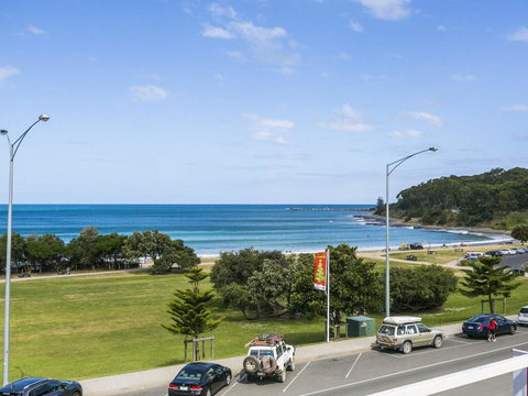 WATERFRONT THREE- In The Heart Of Lorne - Lismore Accommodation 2