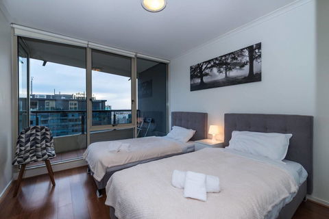 St Kilda Road Park View 3 Bedroom Luxury Apartment - Lismore Accommodation 5
