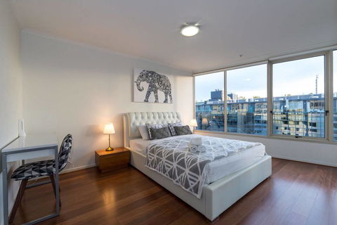 St Kilda Road Park View 3 Bedroom Luxury Apartment - Lismore Accommodation 4