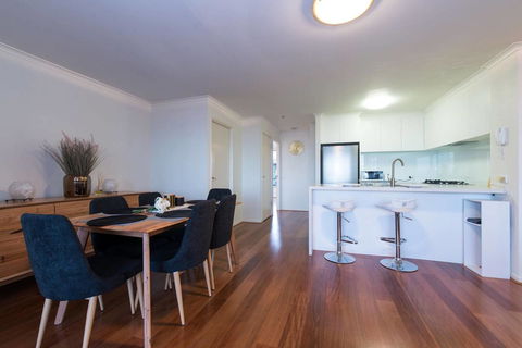 St Kilda Road Park View 3 Bedroom Luxury Apartment - Lismore Accommodation 1
