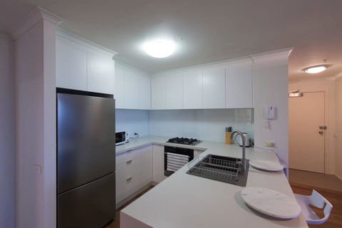 St Kilda Road Park View 3 Bedroom Luxury Apartment - Lismore Accommodation 2