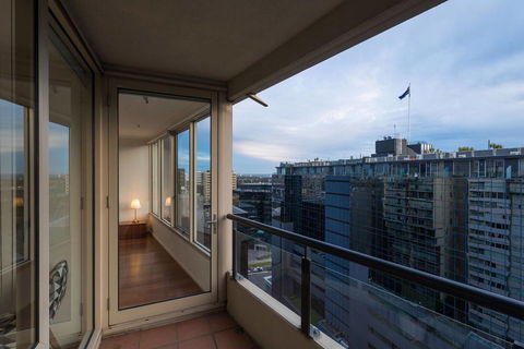 St Kilda Road Park View 3 Bedroom Luxury Apartment - Lismore Accommodation 9