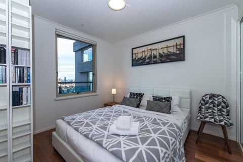 St Kilda Road Park View 3 Bedroom Luxury Apartment - Lismore Accommodation 6