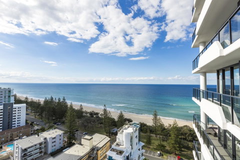 Boardwalk Burleigh Beach - Official - Lismore Accommodation 27