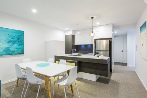 Boardwalk Burleigh Beach - Official - Lismore Accommodation 8