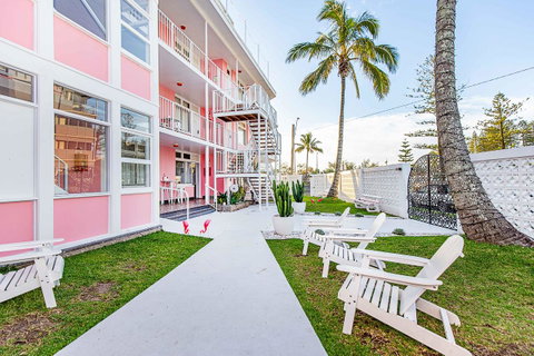 The Pink Hotel Coolangatta - Lismore Accommodation 2