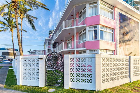 The Pink Hotel Coolangatta - Lismore Accommodation 1