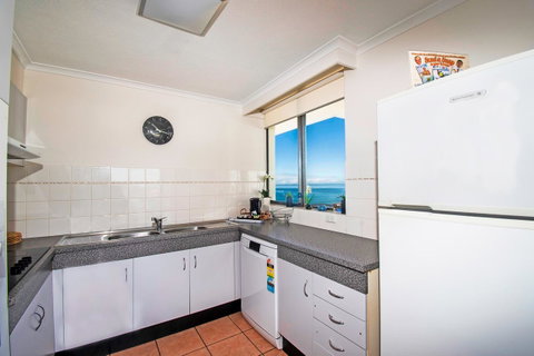 Seacrest Beachfront Apartments Surfers Paradise - Lismore Accommodation 7
