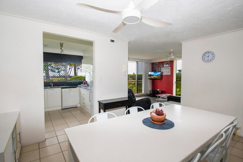 Seacrest Beachfront Apartments Surfers Paradise - Lismore Accommodation 14