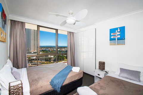 Seacrest Beachfront Apartments Surfers Paradise - Lismore Accommodation 3