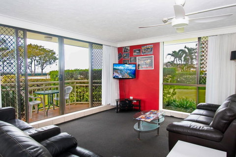 Seacrest Beachfront Apartments Surfers Paradise - Lismore Accommodation 9