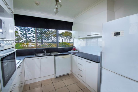 Seacrest Beachfront Apartments Surfers Paradise - Lismore Accommodation 12
