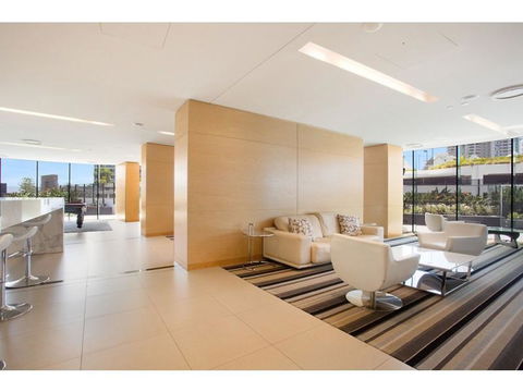 Luxury 3 Bedroom In Heart Of Broadbeach - Lismore Accommodation 8