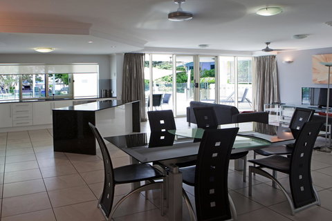 Waters Edge Apartment Cairns - Lismore Accommodation 2