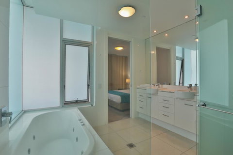 Reflection On The Sea - Lismore Accommodation 11