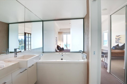 Reflection On The Sea - Lismore Accommodation 1