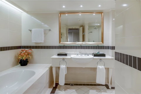 InterContinental Sanctuary Cove Resort, An IHG Hotel - Lismore Accommodation 5
