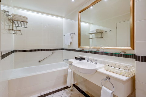 InterContinental Sanctuary Cove Resort, An IHG Hotel - Lismore Accommodation 8