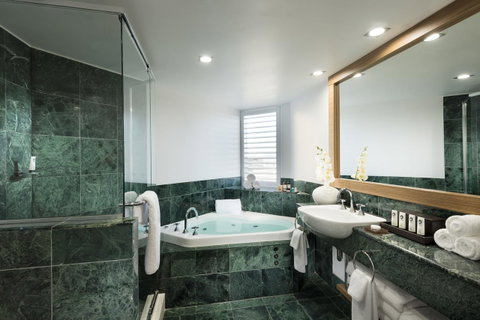 Sofitel Gold Coast Broadbeach - Lismore Accommodation 4
