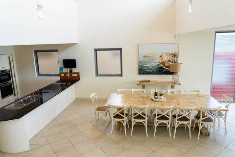 Whale View - Grand Luxurious Beachfront Home - Lismore Accommodation 2