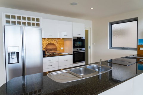 Whale View - Grand Luxurious Beachfront Home - Lismore Accommodation 3