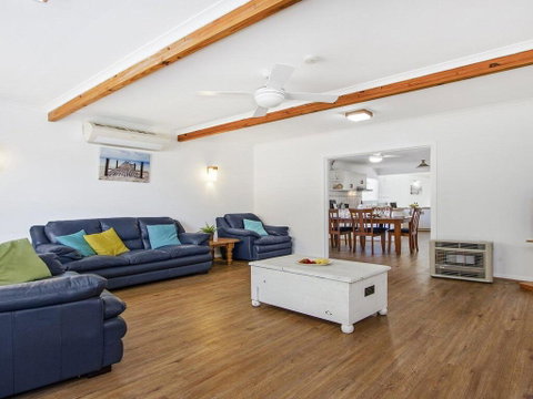 Whispering Waves - Relaxing Beach House - Lismore Accommodation 2