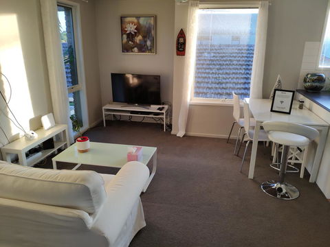 Whole Storey 2 Bedrooms+Kitchen+Living Room In Glen Waverley - Lismore Accommodation 0