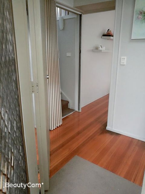 Whole Storey 2 Bedrooms+Kitchen+Living Room In Glen Waverley - Lismore Accommodation 3