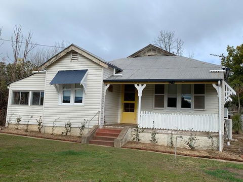 Yellow Door House Adelong - Lismore Accommodation 1