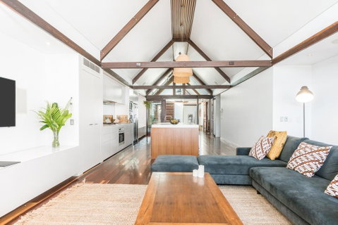 Your Luxury Escape - On The Bay - Stunning Beachfront Apartment - Lismore Accommodation 2