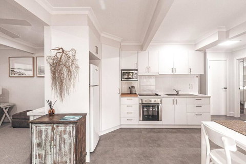 BAY PROPERTIES . Summer Salt On Main - Lismore Accommodation 4