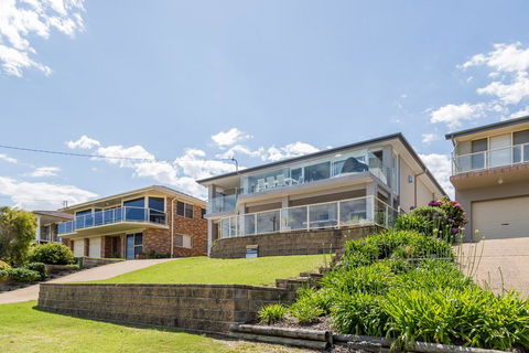 'Salt & Light' Mollymook - Lismore Accommodation 1