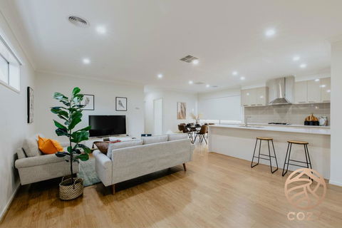 118 Refreshing 3BR Werribee Family House - Lismore Accommodation 0