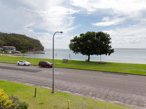 2 'Little Hut' 20 Kurrawa Close - Stunning Water Views Of Little Beach - Lismore Accommodation 0