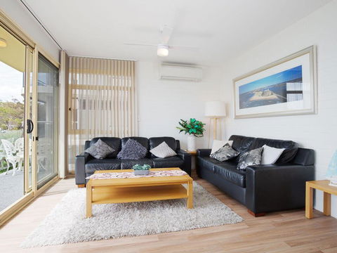 2 'Little Hut' 20 Kurrawa Close - Stunning Water Views Of Little Beach - Lismore Accommodation 2